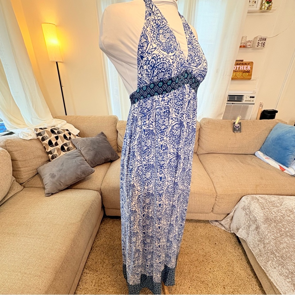 Mahina Adorable Blue and White Patterned Flowy Maxi Dress - Picture 6 of 6